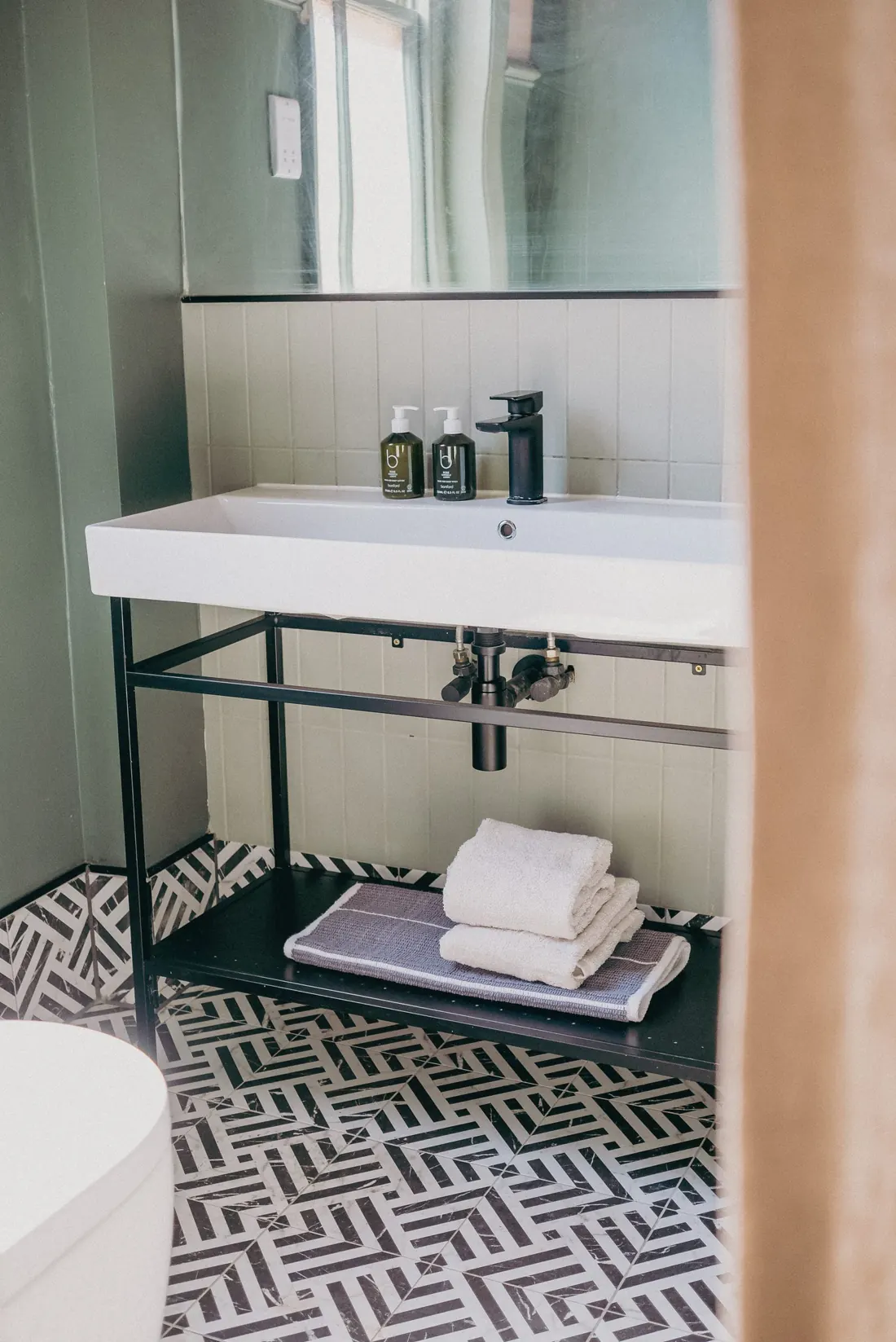 An ensuite in Mutt Mansion
